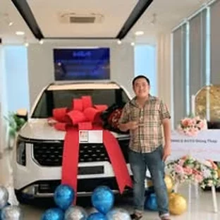 Kia Đồng Tháp - Khách hàng nhận xe sau khi hoàn tất thủ tục.
