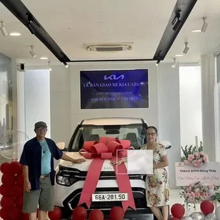 Kia Đồng Tháp - Hỗ trợ khách kiểm tra xe trước khi nhận.